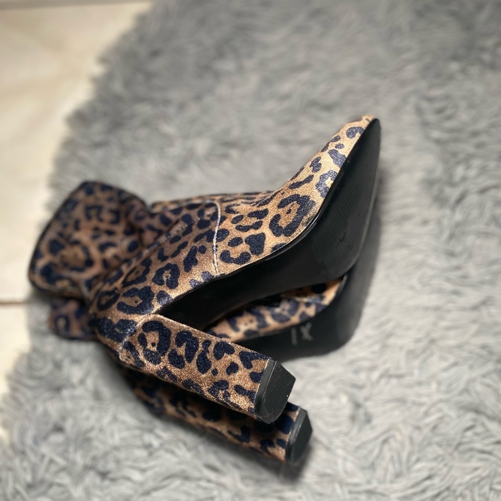 Steve Madden Edit Velvet Chunky Leopard Sock Booties in size 8.5. - Picture 6 of 12